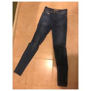 Levi skinny jeans size 28